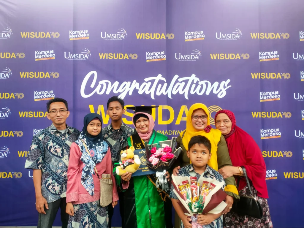 Guru TK Aisyiyah 1 Kota Probolinggo Raih Predikat Cumlaude