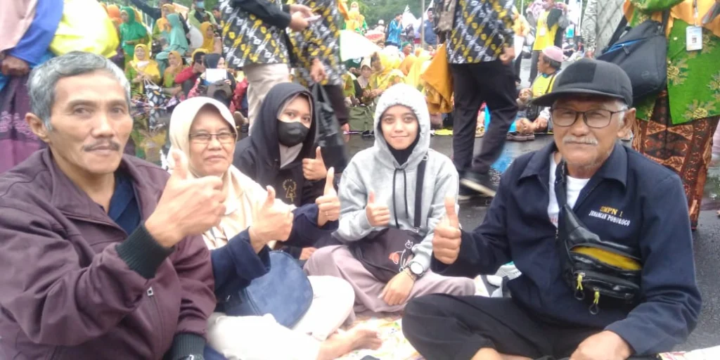 Penggembira Ini Nikmati Videotron Pembukaan Muktamar di Luar Stadion