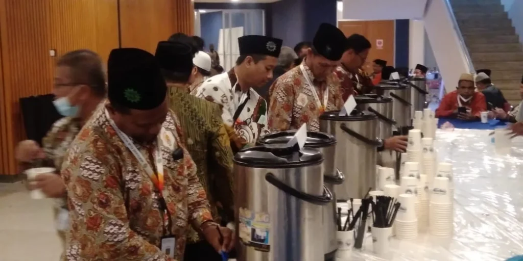 Usir Kantuk Nunggu Antre Pemilihan, Peserta Muktamar Ngopi Bareng