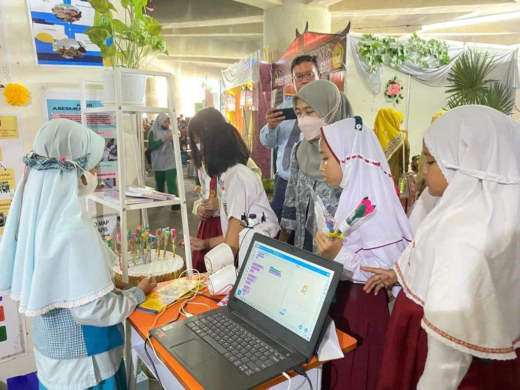Yuk Coba Gratis Alat Kreasi Siswa SDMM di Pameran Pendidikan Gresik