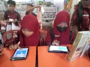 Coba Game Coding Karya Siswa SDMM, Pengunjung: Selalu Ada yang Baru di Stan Ini
