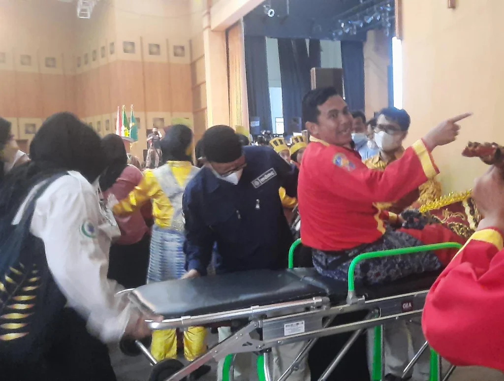 Pesilat Tapak Suci Ini Tetap Tersenyum meski Terpaksa Turun Panggung