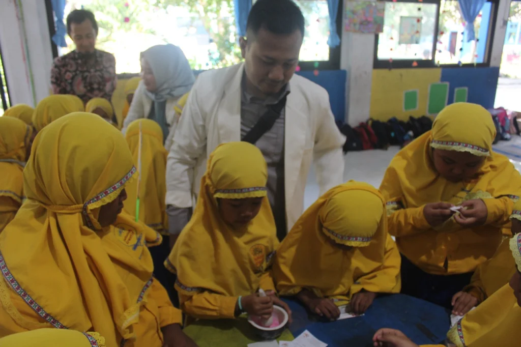 Siswa Sekolah Kreatif Menganti Menjadi Apoteker Cilik