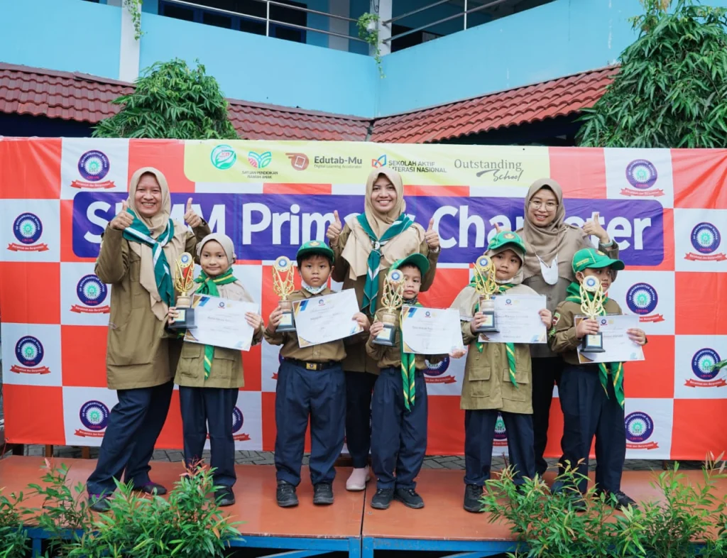SDMM Primary Character Beri Penghargaan Siswa