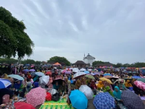 Antusiasme Penggembira Menyaksikan Pembukaan Musywil di Tengah Gerimis