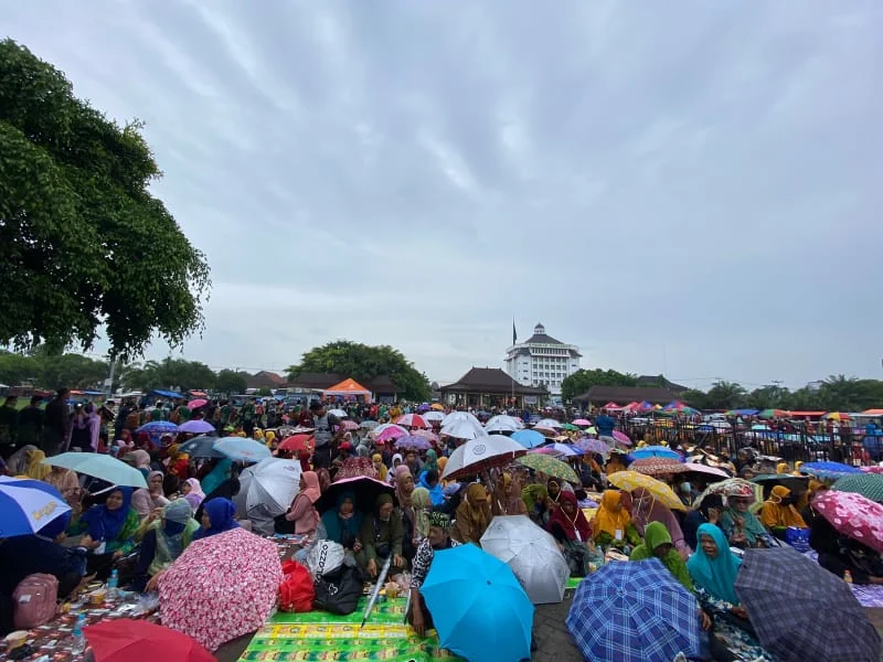 Antusiasme Penggembira Menyaksikan Pembukaan Musywil di Tengah Gerimis