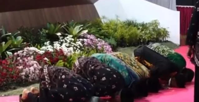 13 Penerima Hadiah Umrah di Musywil Muhammadiyah Jatim Sujud Syukur