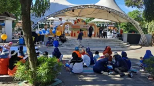 Dua Guru Terlama SD Muhlas Surabaya Dapat Hadiah Umrah