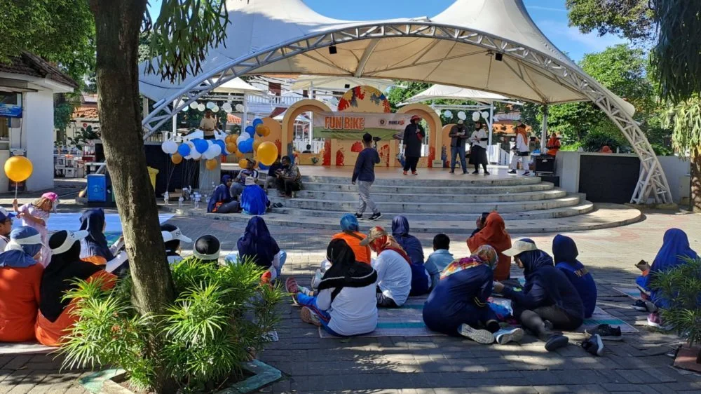 Dua Guru Terlama SD Muhlas Surabaya Dapat Hadiah Umrah