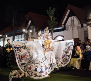Nyonya Muluk SMAM 8 Gresik Juara Festival Kostum Bandar Grissee 2022