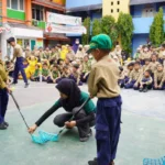 Mahasiswa Unesa Mengenalkan Floorball pada Siswa SD Mugres