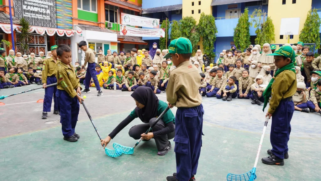 Mahasiswa Unesa Mengenalkan Floorball pada Siswa SD Mugres