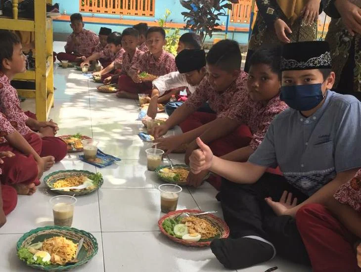 Sarapan Sehat bareng Mimsix, SD Mugeb Berbagi dan Berliterasi