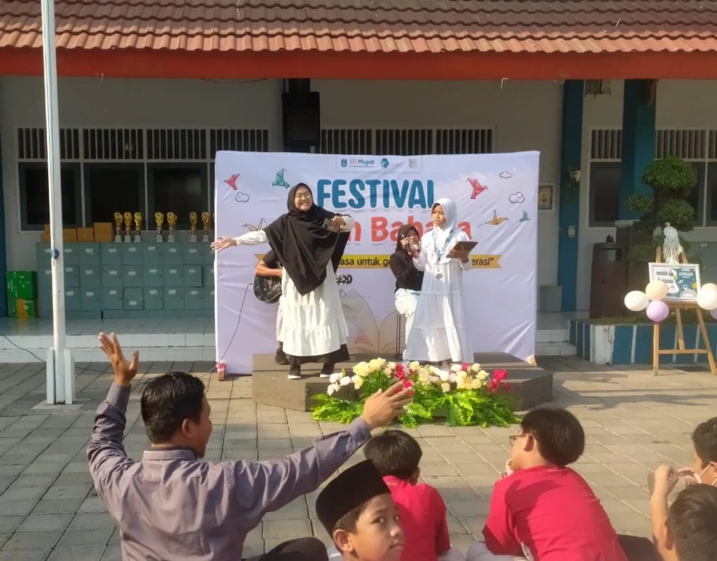 Guru dan Siswa Suguhkan Musikalisasi Puisi di Puncak Bulan Bahasa