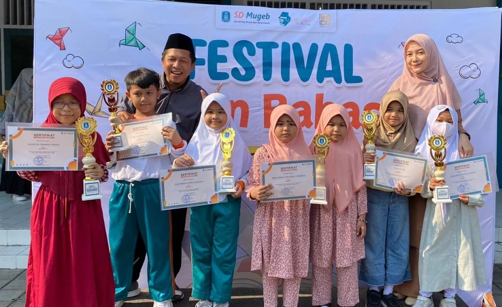 Bulan Bahasa SD Mugeb Bertabur Lomba bareng Keluarga