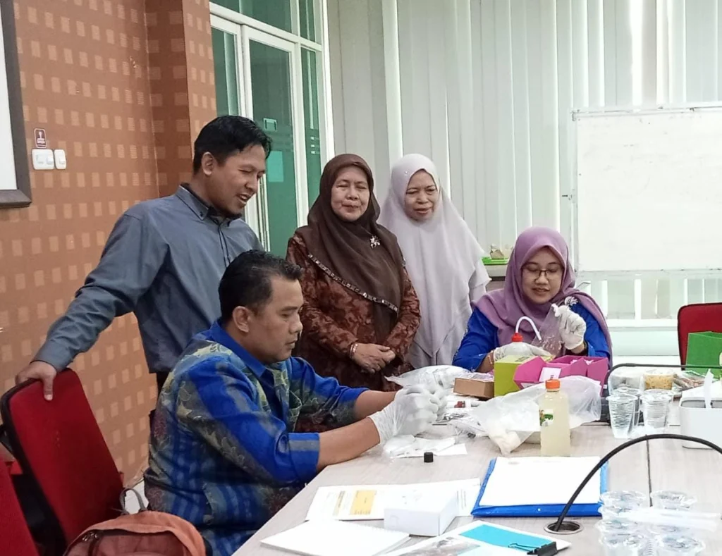 Dinkes Gresik Uji Kelayakan Jajan Kantin SD Mugeb, Ini Hasilnya