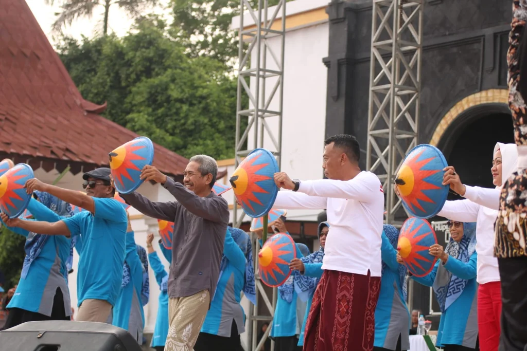 Bupati Ikut Tari Sapu Blarak Milad Ke-26 IGABA Ponorogo