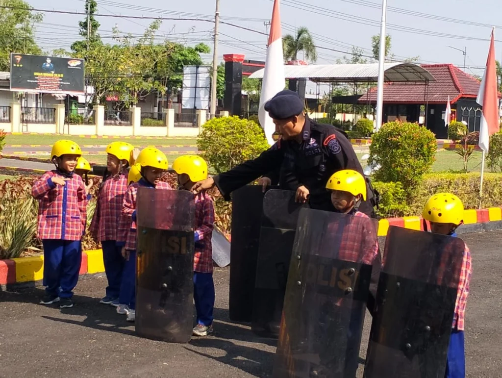 Cinta NKRI, PAUD ABA Percontohan Kunjungi Markas Brimob