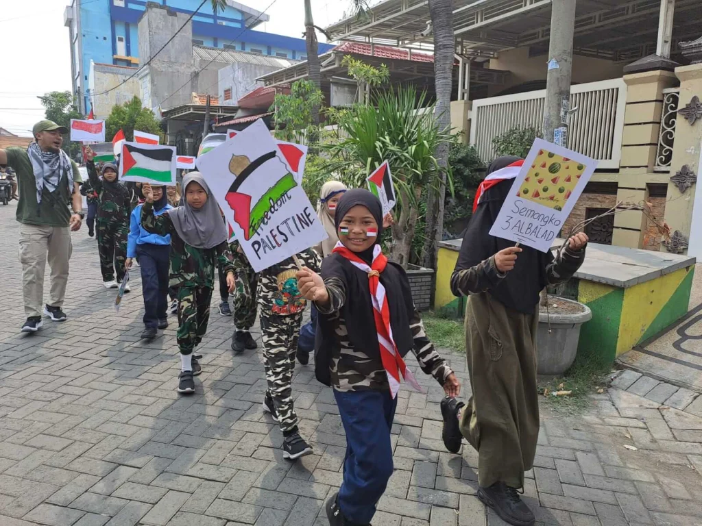 Pawai Hari Pahlawan SD Muhlas Suarakan Kemerdekaan Palestina