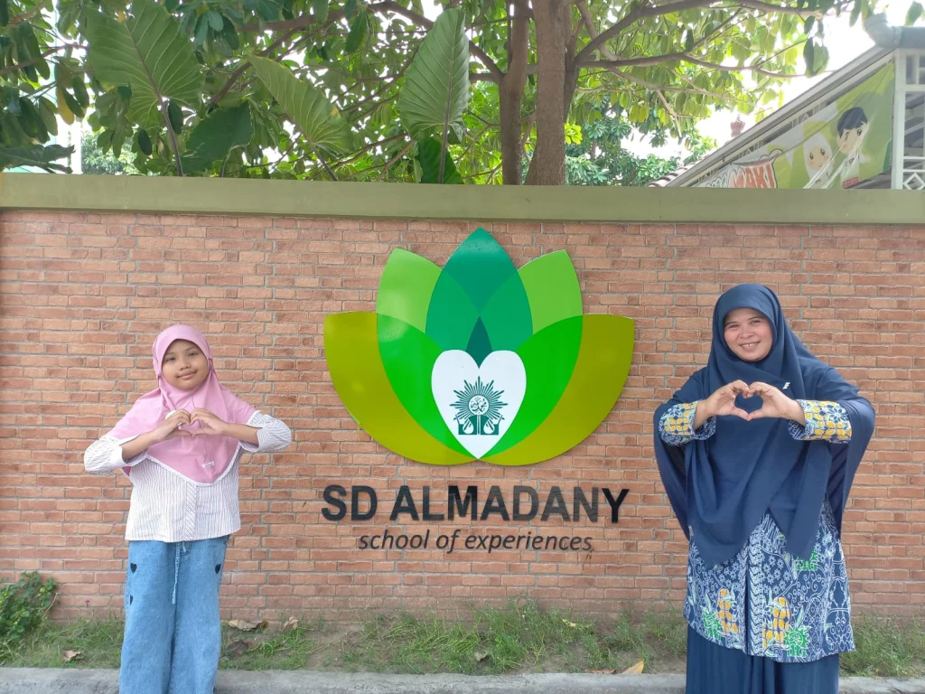 Kompak, Kepala Sekolah dan Siswa SD Almadany Raih Special Award FFU