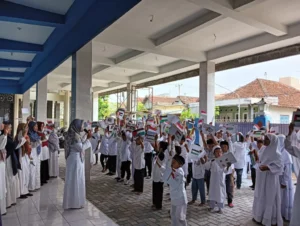 Siswa Mimdaka Dukung Free Palestine sambil Makan Semangka