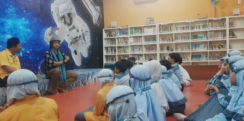Paman Gong Safari Literasi ke Perpustakaan Al-Hikmah SD Mugeb