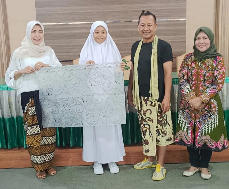Siswi Mamsaka Sabet Harapan 1 Lomba Batik Lamongan
