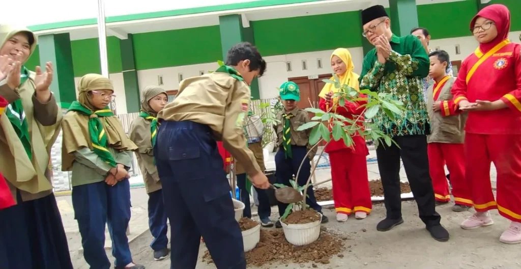 Sambut Milad Muhammadiyah, SD Almadany Tanam Pohon Pule