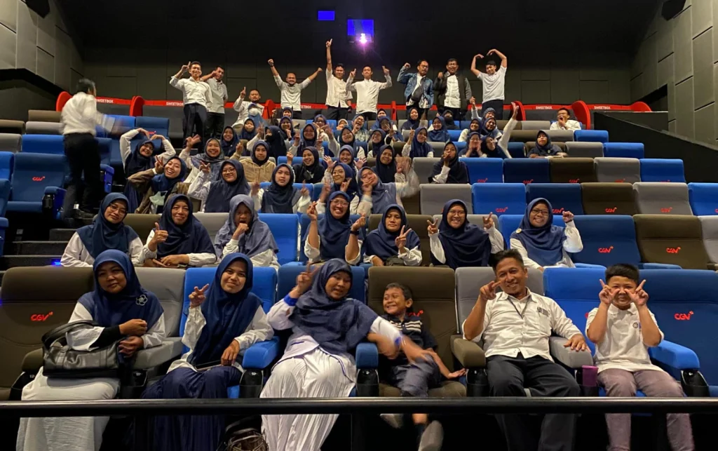 Guru dan Karyawan SD Mugeb Nobar Budi Pekerti