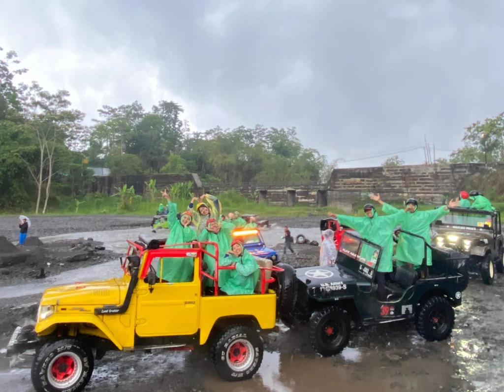 Asyiknya Siswa Smamio Naik Jeep Menemukan Sisa Hartaku