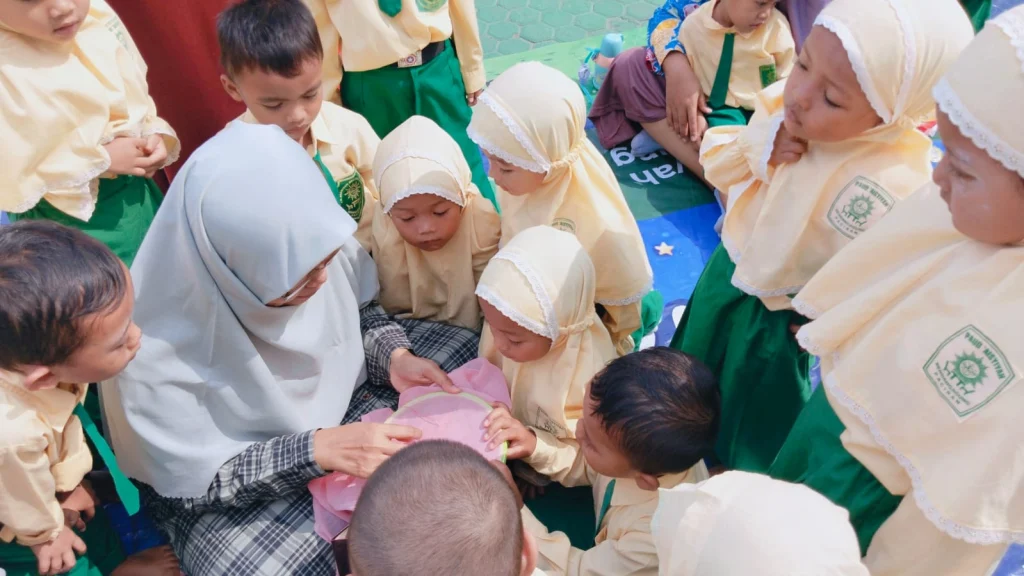 Serunya Belajar Sulam ala Anak PAUD Aisyiyah Sendangagung