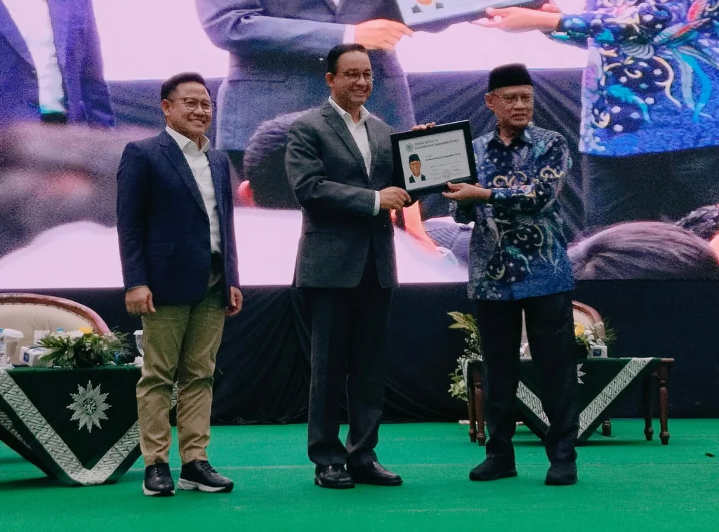 Anies Baswedan dan Muhaimin Iskandar Terima Kartu Tanda Anggota Kehormatan Muhammadiyah
