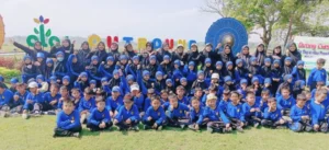 Siswa SD Sakri Belajar di Alas Prambon