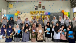 Hari Guru Nasional, Siswa Smala Cosplay Guru dan Karyawan Favorit