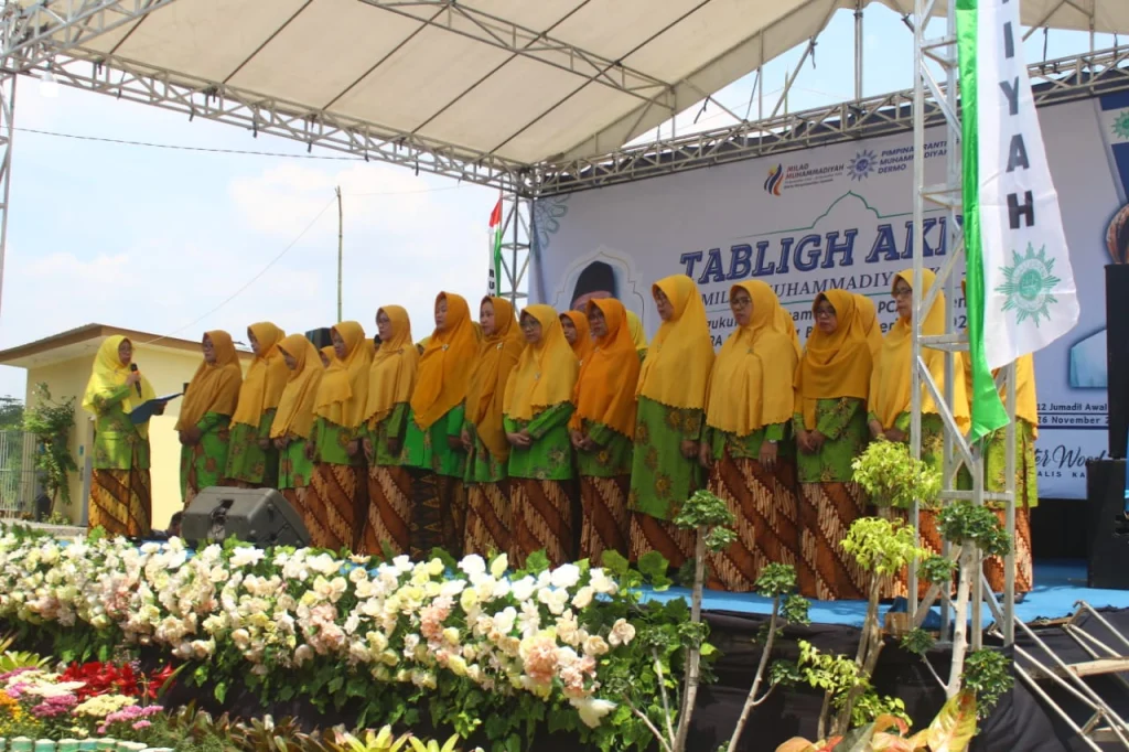 Ketua PDA Kabupaten Gresik Mengukuhkan Pimpinan Cabang Aisyiyah Benjeng