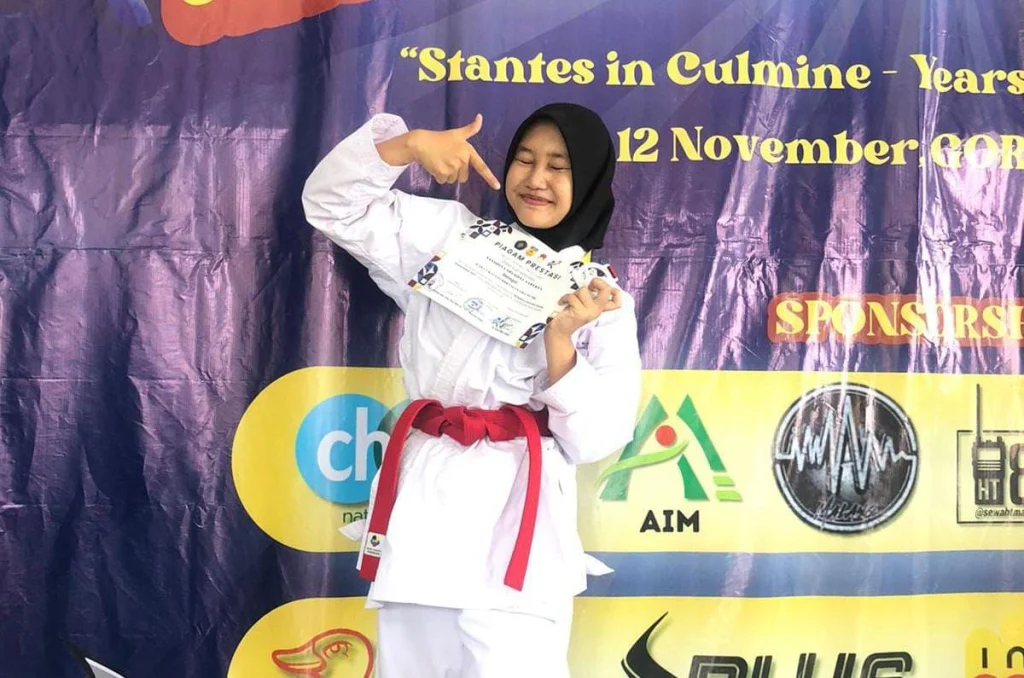 Siswi Smamita Sabet Juara di Brawijaya University Karate Championship