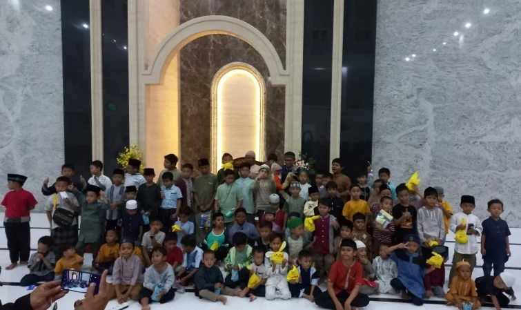 Kak Adji dan Si Moning Hadir, Kajian Anak Jadi Semarak di Masjid An-Nur