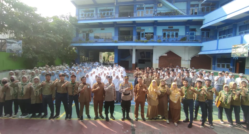 Kapolsek Babat Sampaikan Amanat di Upacara SMA Muhiba