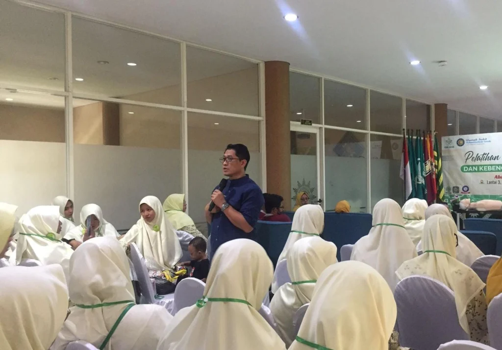 Cara Menangani Orang Pingsan, Hindari Kebiasaan Membahayakan Ini