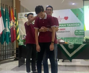 Cara Menangani Orang Tersedak yang Benar dan Cepat