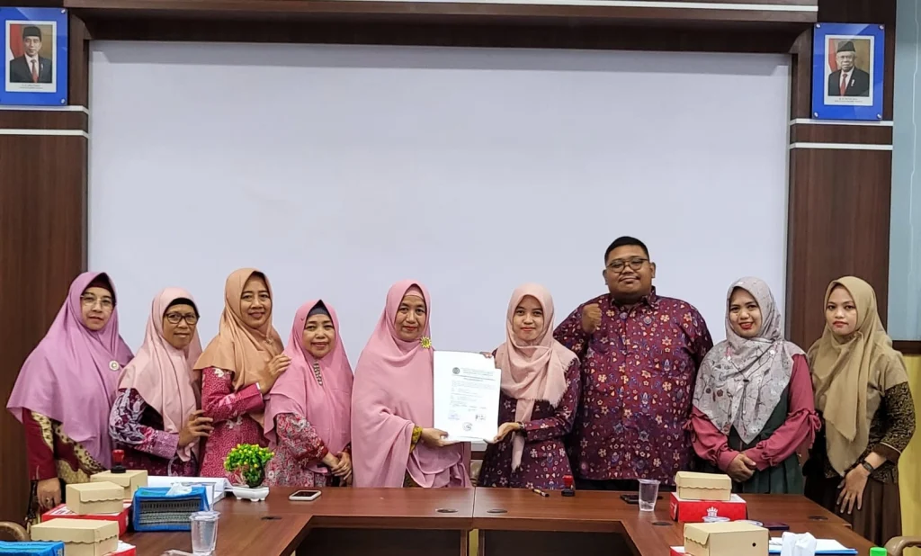 ITB Ahmad Dahlan Lamongan Serahkan Aset ElaMart Rp 25 Juta ke PDA Lamongan