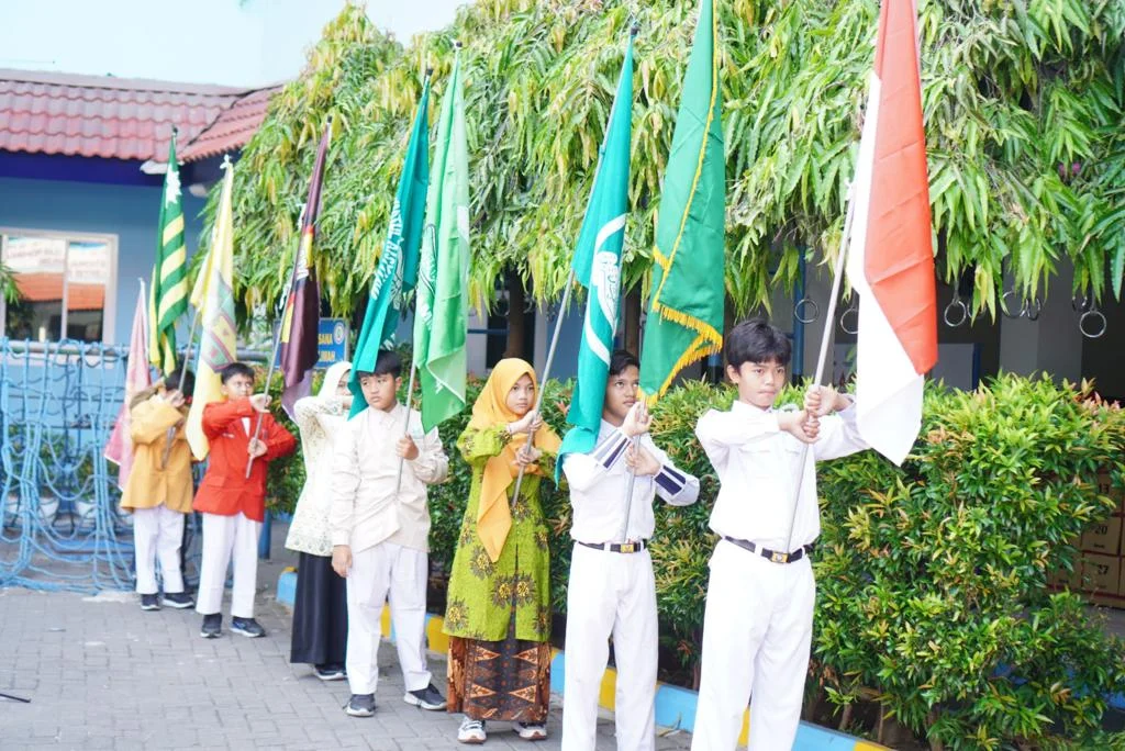 Aksi Legendaris Guru dan Siswa SDMM di Hari Spesial