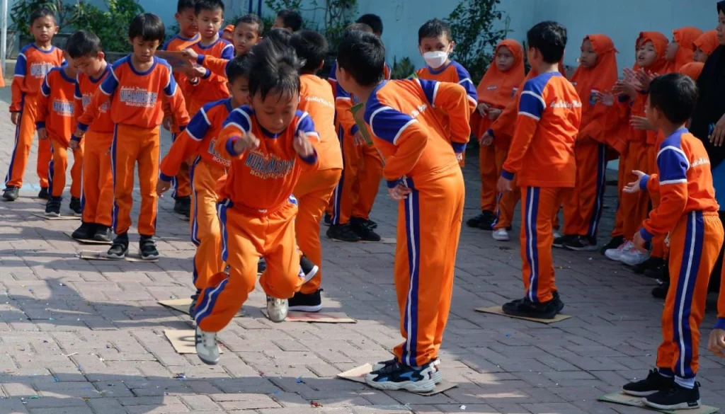 Lomba Lompat Pulau hingga Bakiak Meriahkan Class Meeting SD Mudabo