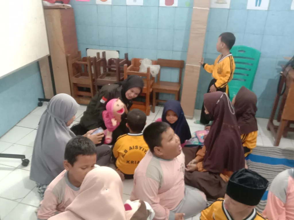 Mahasiswa PMM Umsida Tingkatkan Aksesibilitas Perpustakaan SLB