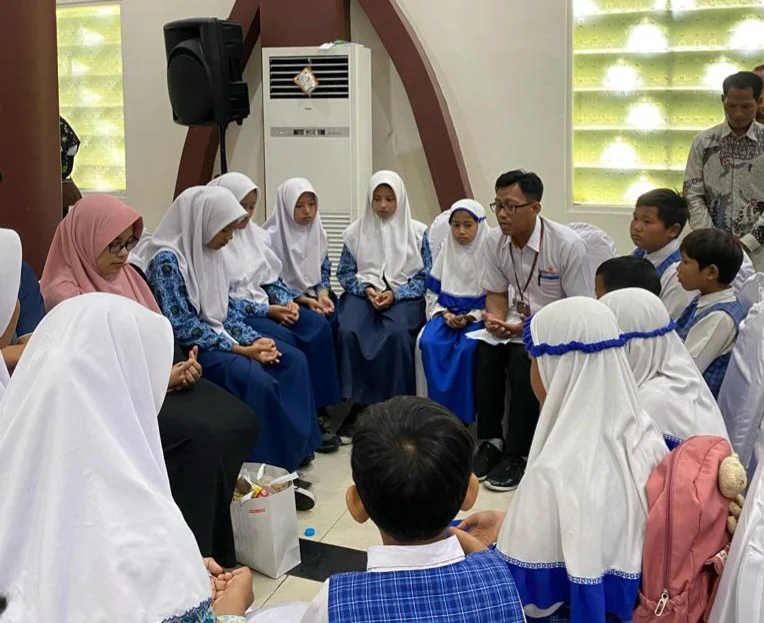Penuh Haru! Siswa Bertemu Orangtua Asuhnya