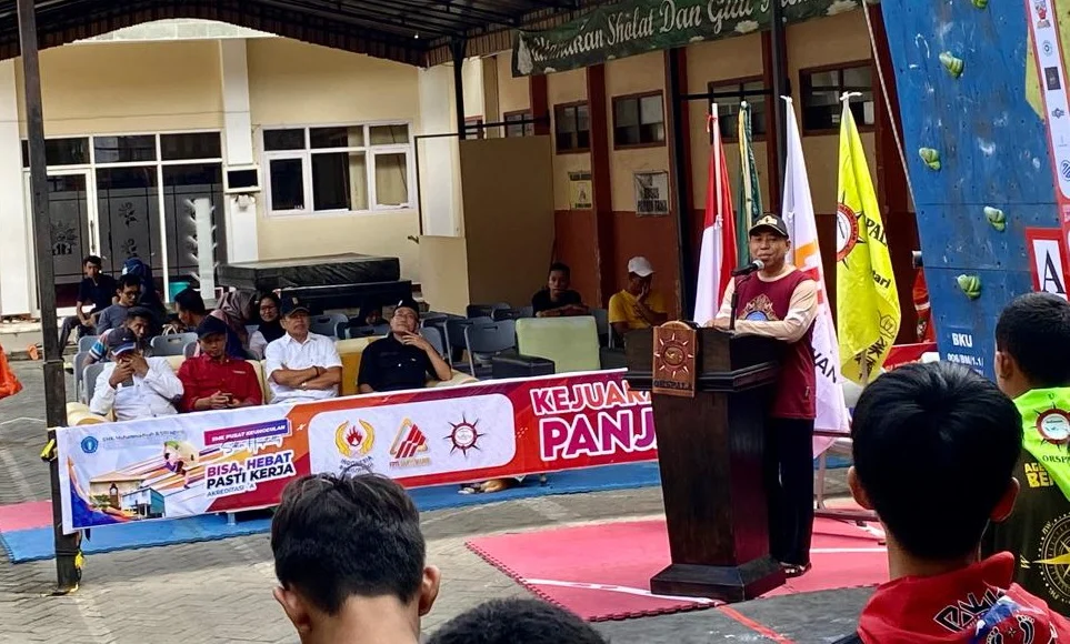 Ekskul Orspala SMK Models Adakan Kejurkab Panjat Dinding