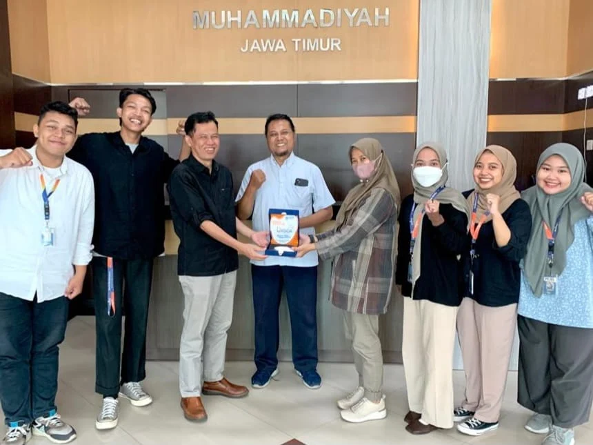 Tangis Haru Mengiringi Pelepasan Lima Mahasiswa Umsida Usai Magang di PWMU.CO