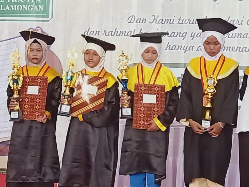 Santri TPA Al Ikhlash 014 Sendangagung Jadi Wisudawati Terbaik