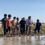 Seru! Turun ke Sawah seperti Lumpur Pengisap