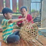 Peserta Live in Journey Belajar Menganyam Keranjang Sesek